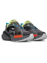 Championes Under Armour modelo UA ARC 96, con diseño retro-futurista. Presenta una parte superior de malla técnica con superposiciones de cuero y paneles laterales translúcidos. Incorpora amortiguación UA HOVR de doble densidad en la mediasuela y suela de goma de alta durabilidad.