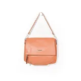 Bandolera color naranja de cuero con correa de cadena plateada.