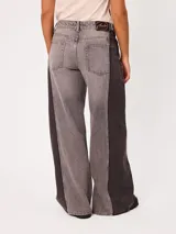 Jeans wide leg de tiro medio con diseño de pierna ancha, lavado azul claro en el frente y franjas laterales en tono azul oscuro contrastante. Confeccionado en algodón.