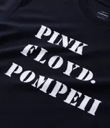 Remera de manga corta y cuello redondo, confeccionada en mezcla de algodón y poliéster. Presenta un diseño estampado con el lettering 'Pink Floyd Pompeii' en el frente.