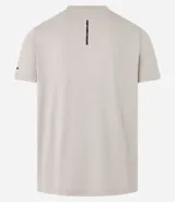 Remera deportiva de hombre con tecnología dry fit, cuello redondo y manga corta. Presenta un diseño liso en color beige con una pequeña etiqueta decorativa en el dobladillo.