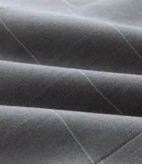 Blazer de sastrería con estampa de cuadros, corte alargado y estructurado. Presenta cuello con solapa, cierre frontal con un botón, bolsillos delanteros con solapa y botones decorativos en los puños.