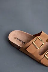 Sandalias Brokers Wear de color beige, con dos tiras ajustables con hebillas metálicas doradas y plantilla anatómica.