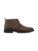 Bota tipo chukka de cuero color marrón, con cordones al tono, costuras reforzadas y suela de goma negra con relieve.
