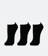 Kit de tres pares de medias deportivas invisibles, de algodón con suela atoallada. Incluye un par negro, un par blanco y un par gris.
