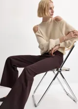 Pantalón de vestir marrón oscuro, de tiro medio y corte recto, con bolsillos frontales tipo parche decorados con botones metálicos dorados.