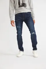 Jean de hombre color gris oscuro, corte recto, con roturas y logo bordado.