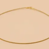 Gargantilla de diseño trenzado fino, elaborada en oro 9k, con acabado brillante y cierre seguro.