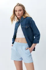 Short a rayas verticales celestes y blancas con elástico en la cintura.