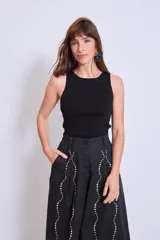 Blusa sin mangas de punto, con cuello redondo y ajuste al cuerpo.