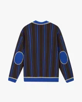 Sweater de punto Nude Project modelo Legend Football Knit Polo, con diseño a rayas en tonos azul y marrón. Cuenta con cuello polo con cierre frontal parcial, detalles bordados de una rosa y mariposas, y el nombre de la marca destacado en el pecho.