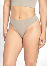 Bombacha de bikini color beige, de corte clásico y tiro medio/bajo, confeccionada en tejido rib elástico.