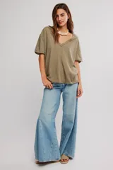Remera de algodón celeste, de corte oversize con escote en V amplio y mangas cortas caídas.