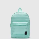 Mochila de diseño acolchado con acabado mate, compartimento principal con cierre, bolsillo frontal con cierre y correas acolchadas ajustables. Incluye compartimento interno para laptop de hasta 15 pulgadas y logo de la marca en la parte inferior.