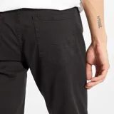 Pantalon de corte slim con diseño clásico de cinco bolsillos, confeccionado en tela de algodón resistente de color negro.