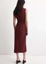 Vestido midi color bordó con cuello redondo, sin mangas y corte recto, con detalle de nudo y lazo ajustable en la cintura.
