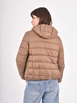 Campera puffer blanca con cuello alto, cierre frontal y diseño acolchado horizontal.