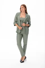 Blazer verde musgo de corte entallado con terminaciones impecables, bolsillos funcionales y botón frontal. Confeccionado en algodón, poliéster y viscosa.