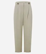 Pantalón zanahoria de cintura alta color beige, confeccionado en tejido piqué con viscosa sostenible. Cuenta con cierre tradicional, cintas con botones en la cintura, pliegues y dobladillo en el bajo.
