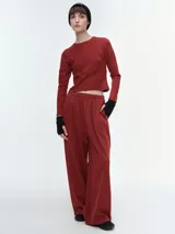 Pantalón deportivo de corte barrel con volumen relajado, cintura elastizada y bajo regulable mediante elástico. Confeccionado en tejido de algodón y poliéster.