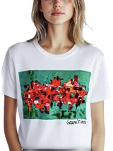 Remera blanca de algodón con corte al cuerpo y cuello redondo, con estampa frontal rectangular que reproduce una obra artística de Carolina De Cunto en tonos verdes y rojos.