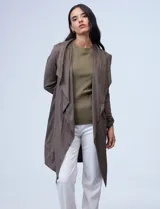 Chaqueta larga color marrón, marca Philosophy, confeccionada en símil suede. Tiene cuello con solapa, abertura central y cintura trasera con jareta interna de ajuste. El largo de las mangas es regulable con presilla y botón.