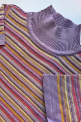 Remera tejida de cuello alto y manga corta con diseño a rayas horizontales en colores azul marino, amarillo, rojo y lila.