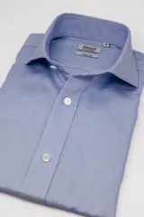 Camisa de vestir Annoni de color celeste con textura Oxford, corte clásico (Classic Fit), cuello italiano y botones frontales blancos de nácar.