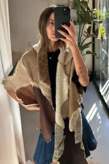 Ruana artesanal confeccionada con piezas de napalán unidas mediante técnica de crochet, con diseño de parches en tonos tierra y texturas de piel sintética.