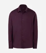 Camisa masculina de manga larga con cuello estructurado y cierre frontal de botones. Confeccionada en tejido de sarga con textura sutil, corte regular y acabado elástico para mayor comodidad.