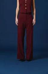 Pantalón de vestir bordó de corte sastrero, tiro alto y silueta amplia de pierna recta.