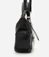 Cartera shoulder mediana Satinato de cuero sintético negro con acabado brillante, cierre superior, bolsillo frontal y bolsillos laterales con cierre. Cuenta con asa fija para el hombro y correa ajustable desmontable, además de herrajes metálicos oscuros.