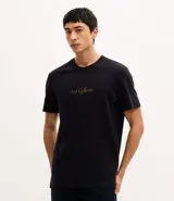 Remera de algodón de corte clásico, cuello redondo y manga corta, con estampa frontal de lettering Art Gallerie.
