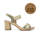 Sandalia de taco alto Usaflex modelo Darlene, confeccionada en cuero color plateado, con tira frontal ancha y tira elástica en el empeine para mayor sujeción.