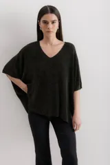 Sweater negro con lurex dorado, escote en V y corte holgado.
