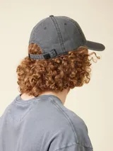 Gorra de béisbol color verde claro, de lona lavada, con logo bordado en el frente.