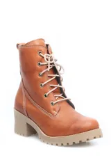 Borcego de cuero color marrón con cordones, caña media y taco cuadrado de goma con suela dentada.