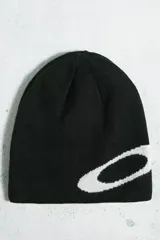Gorro tipo beanie de punto fino color negro con diseño jacquard del logotipo Ellipse en color blanco.