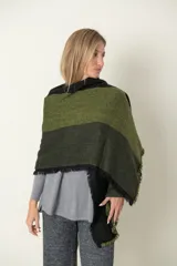 Pashmina italiana en lana y viscosa con diseño a rayas en tonos púrpura, gris y beige. Terminación en flecos.