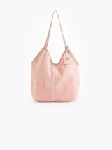 Bolso Oli Mediano de la marca Jazmín Chebar, confeccionado en cuero vacuno con efecto rugoso y acabado en color rosado, con asas dobles y ribetes en cuero liso.