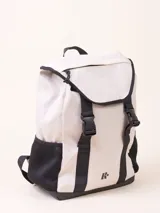 Mochila color beige con detalles en negro, confeccionada en nylon con correas de poliéster.