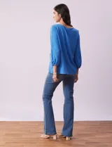 Blusa amarilla texturada con escote redondo y mangas 3/4 con puño elastizado. Aplique de broderie en escote y mangas. Marca Ruby Rd.