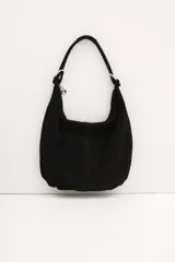 Bolso hobo de cuero gamuzado color marrón, con correa de hombro y cierre superior.