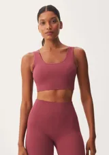 Top deportivo de tejido acanalado sin costuras, con escote redondo y diseño ajustado al cuerpo.