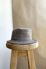 Sombrero tipo pescador unisex, color marrón con diseño de espiga. Confeccionado en lana fina sin teñir.