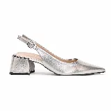 Zapato slingback de cuero color plateado, con punta fina, taco ancho bajo y tira trasera ajustable con hebilla metálica.
