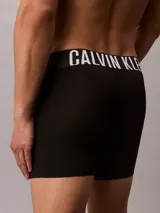 Pack de tres bóxers largos de microfibra en color negro, tiro medio y ajuste ceñido. Cuentan con cinturilla elástica distintiva de la marca Calvin Klein con el logotipo en contraste de colores rojo, blanco y gris.