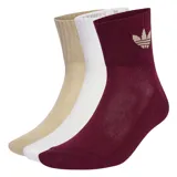 Pack de tres pares de medias Adidas de media caña con tejido elástico y acanalado en el puño. Incluye un par color bordó con el logo del trifolio en beige, un par blanco y un par beige.
