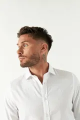 Camisa blanca de hombre, de corte slim, con cuello italiano y logo bordado.