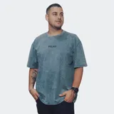 Remera de corte oversize con efecto de lavado ácido en color azul, presenta un estampado pequeño en el centro del pecho con la palabra Relajo.